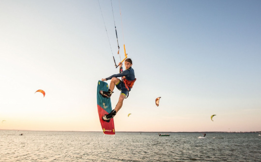 Dlaczego warto spróbować kitesurfingu?
