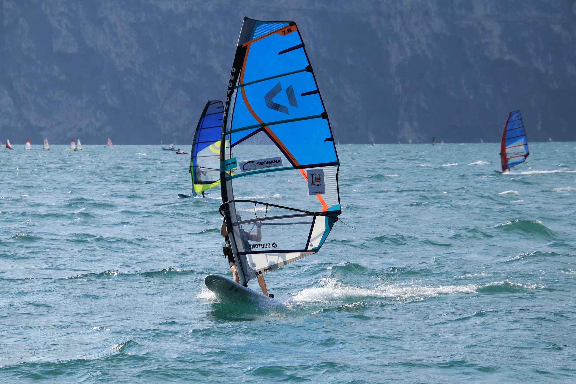 Windsurfing, a więc wyjątkowy sport wodny