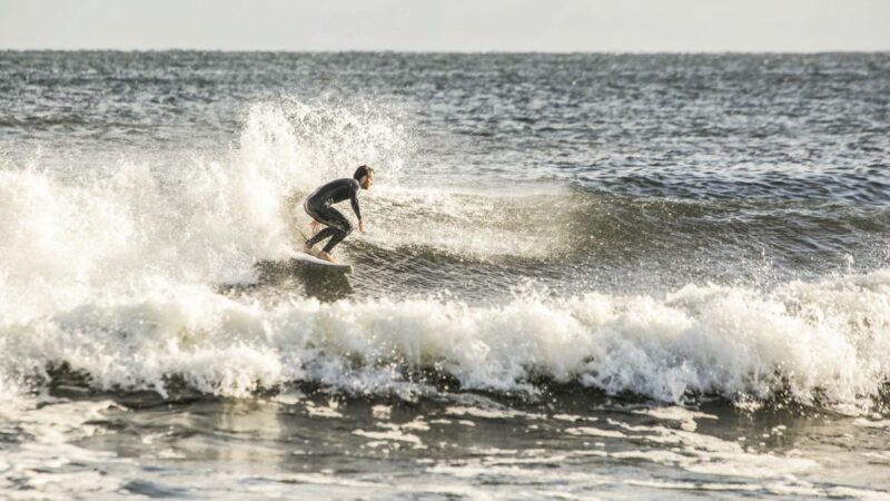 Surfing jako styl życia – pasja, podróże i społeczność surferów