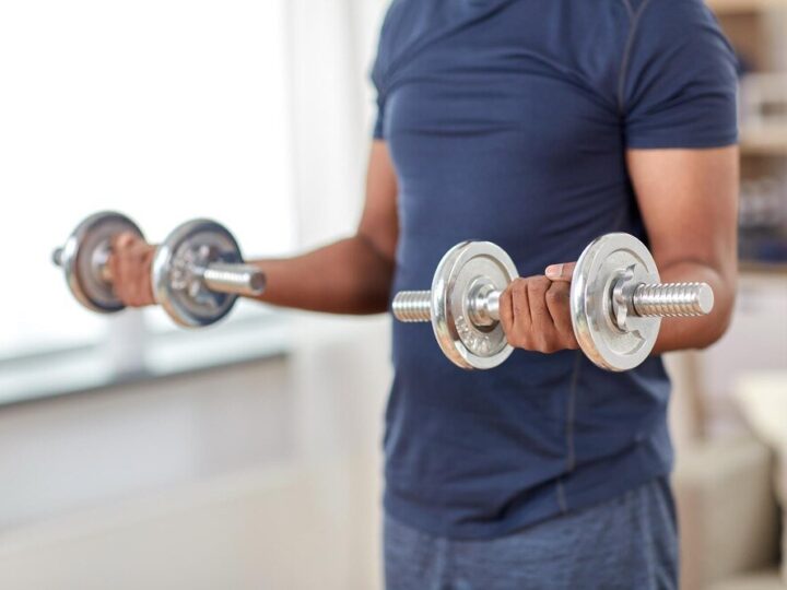 Ćwiczenia na biceps z hantlami – jak budować masę