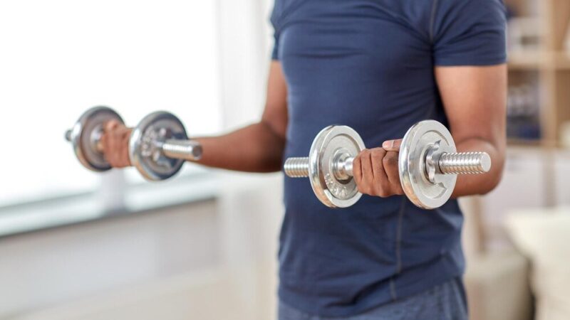 Ćwiczenia na biceps z hantlami – jak budować masę