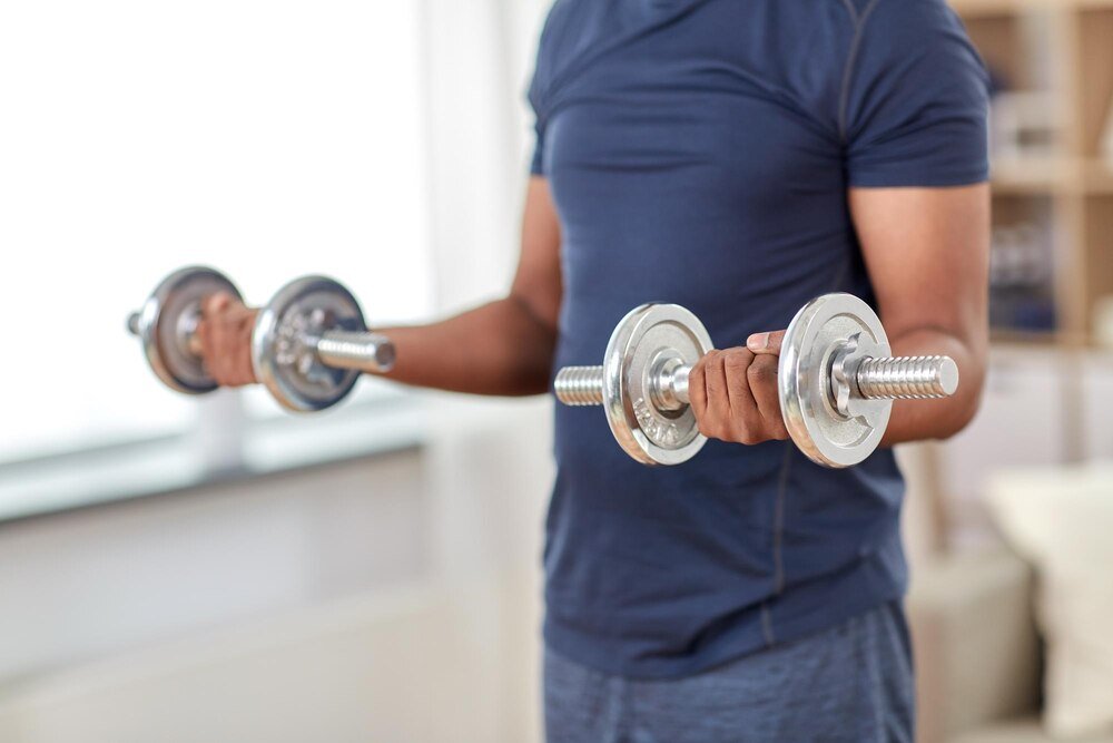 Ćwiczenia na biceps z hantlami – jak budować masę