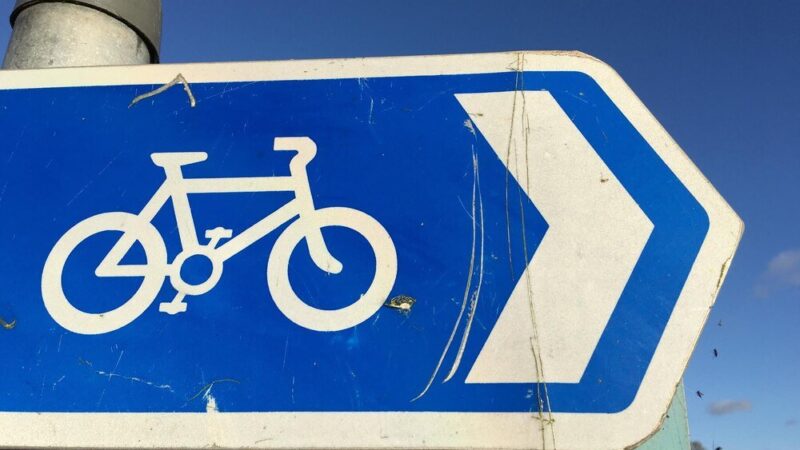 Znaki drogowe dla rowerzystów – co musisz wiedzieć przed wyruszeniem na trasę